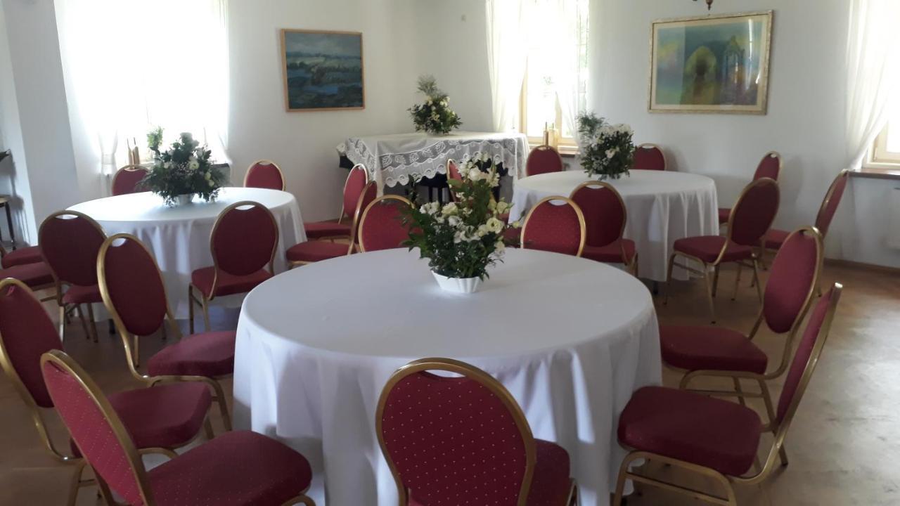 Dwor Strzyzew Bed & Breakfast Zelazowa Wola Exterior foto