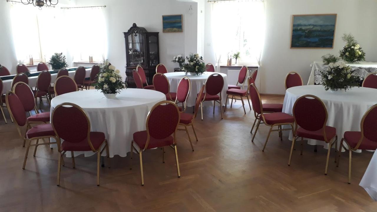 Dwor Strzyzew Bed & Breakfast Zelazowa Wola Exterior foto