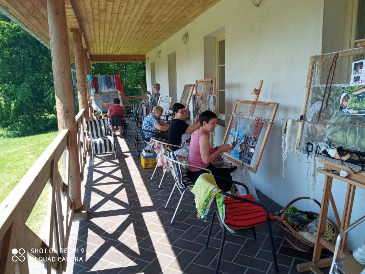 Dwor Strzyzew Bed & Breakfast Zelazowa Wola Exterior foto