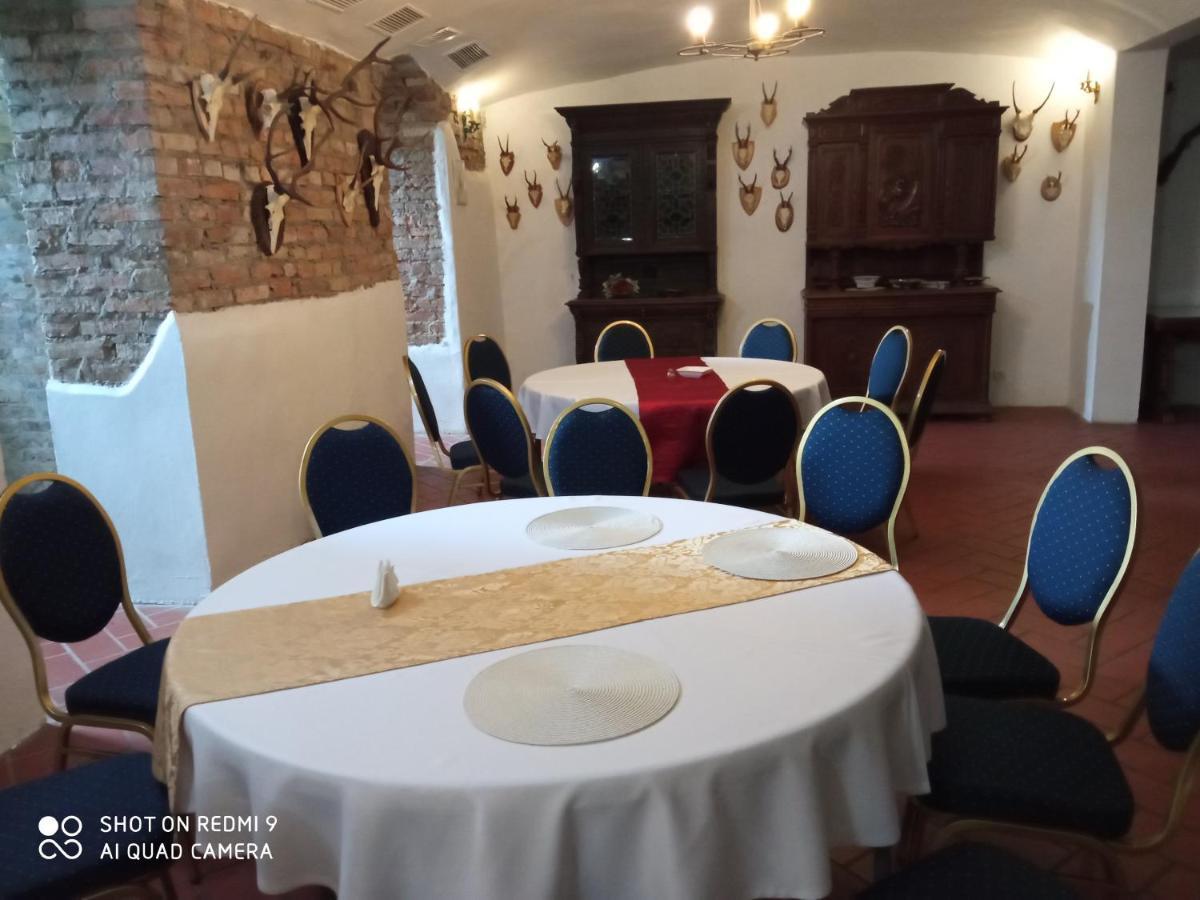 Dwor Strzyzew Bed & Breakfast Zelazowa Wola Exterior foto