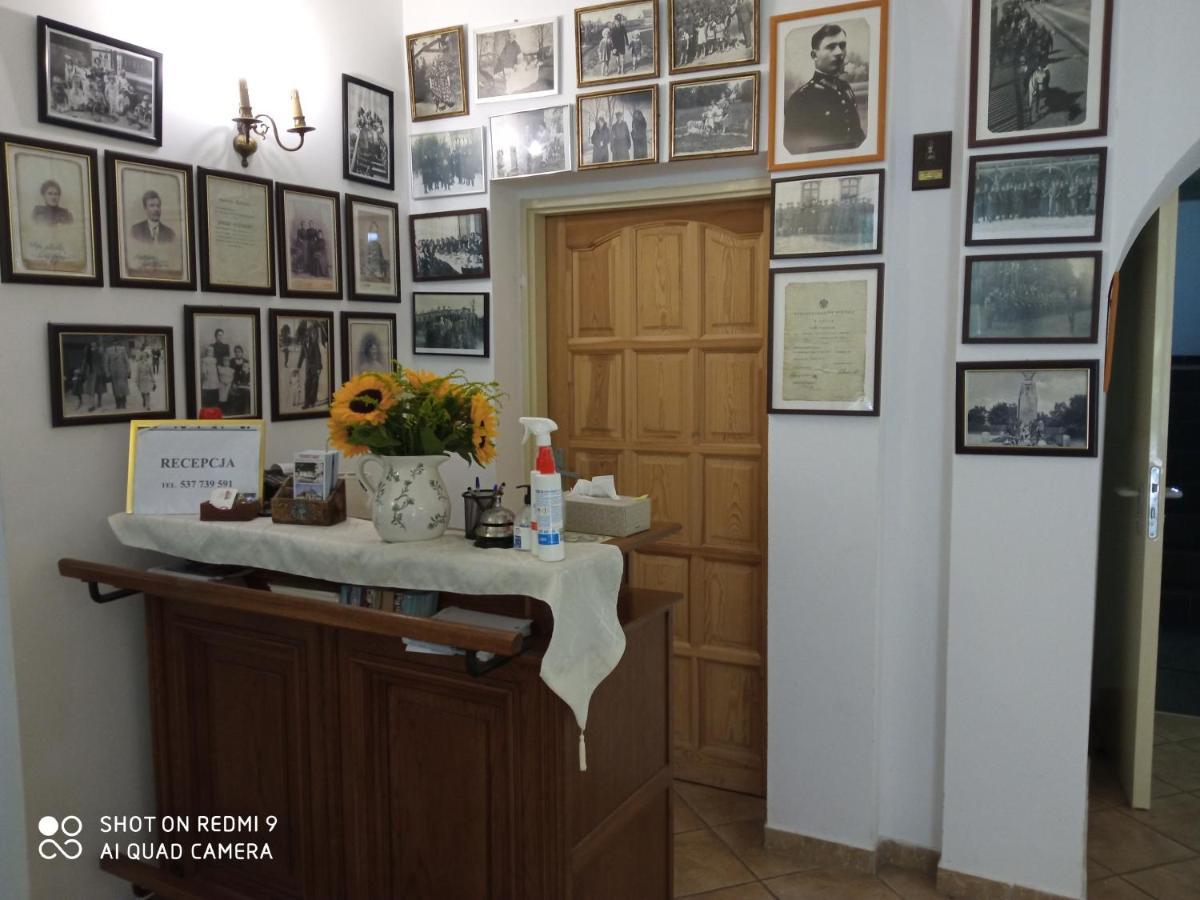Dwor Strzyzew Bed & Breakfast Zelazowa Wola Exterior foto