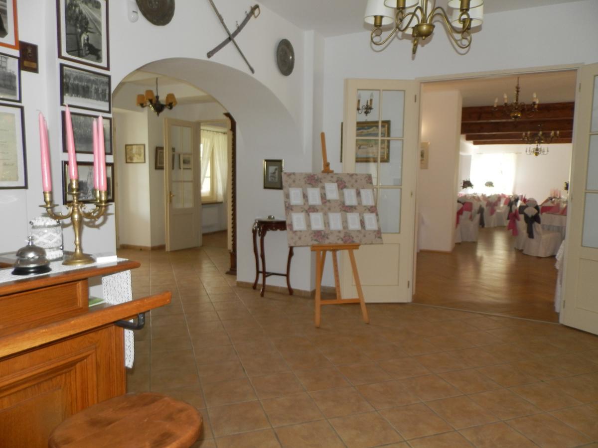 Dwor Strzyzew Bed & Breakfast Zelazowa Wola Exterior foto