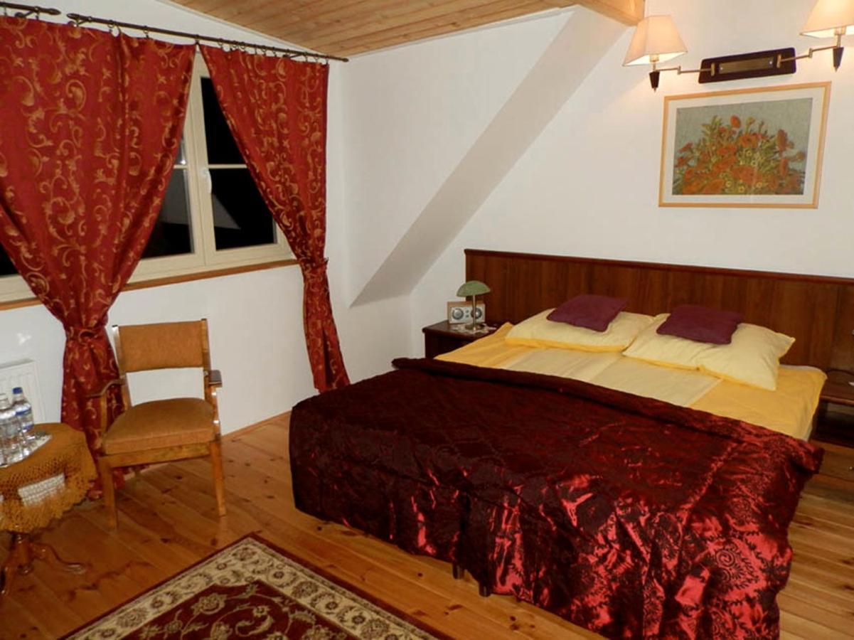 Dwor Strzyzew Bed & Breakfast Zelazowa Wola Exterior foto